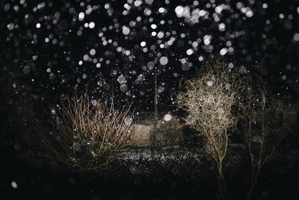 Les quatre éléments : eau  - La neige tombe à gros flocons pendant cette soirée d'hiver