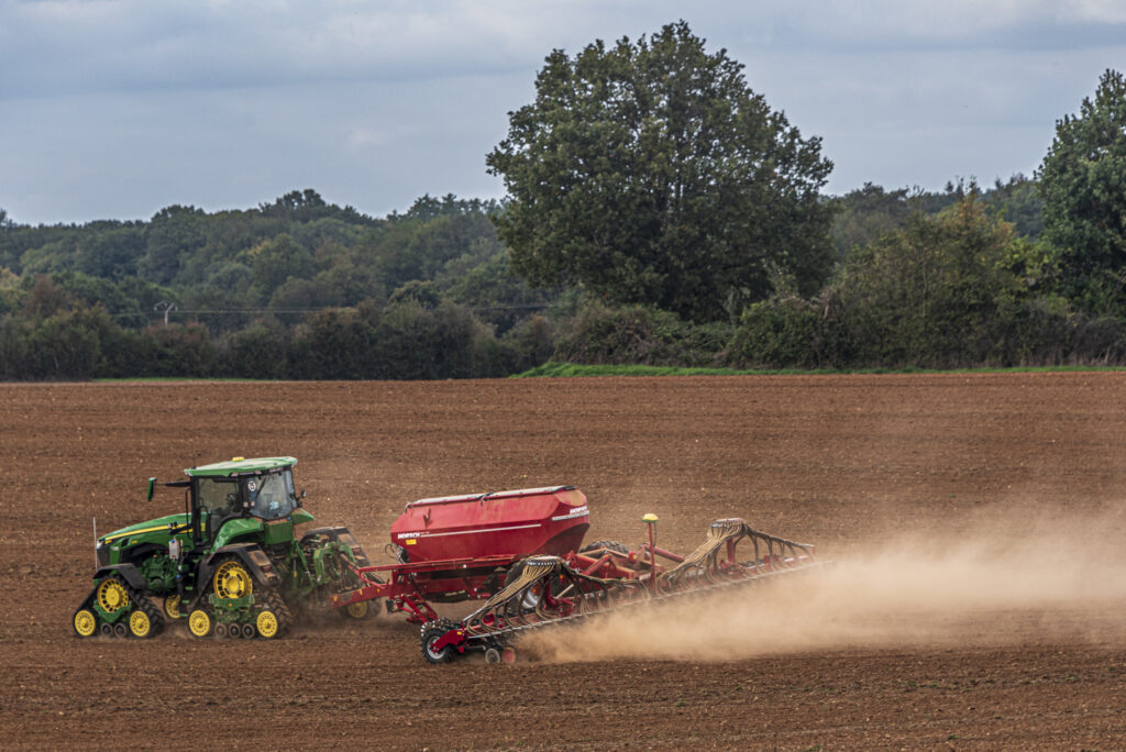 Les quatre éléments : vent -: Le vent soulève la terre sèche au passage du tracteur