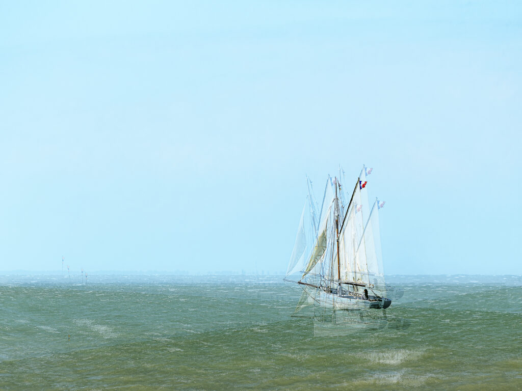 « Bateau sur la mer rendu flou par un effet directionnel, avec l’eau et la coque étirées dans le sens du mouvement. »